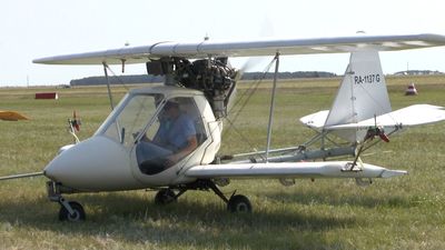  идут завершающие ряды, участников забега SIM 2013 