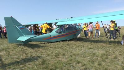  девушка с зеркальным Никоном, берет на прицел 