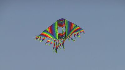оператор центрального канала, не пропустит ни мгновения, наводит свою камеру на стартовую линию   