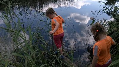 волшебное озеро, вода прозрачна как воздух, и в ней плавают облака